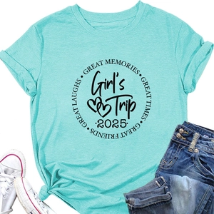 Vue à plat d'un t-shirt vert menthe avec imprimé Girl's Trip 2025 et jean bleu