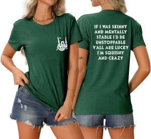 Détail d'un t-shirt avec motif main de squelette et texte humoristique au dos