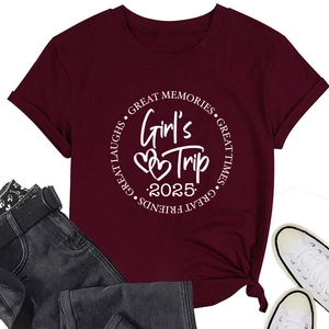 T-shirt en coton bordeaux avec col rond et impression blanche Girl's Trip 2025 à plat
