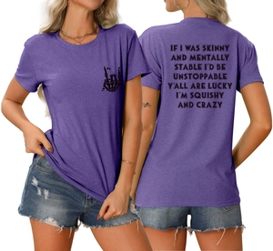 Détail d'un t-shirt violet à col rond avec slogan imprimé et motif de crâne