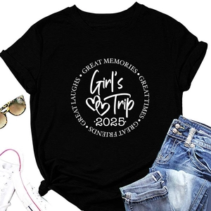 T-shirt noir avec imprimé Girl's Trip 2025 entouré d'accessoires de mode estivale
