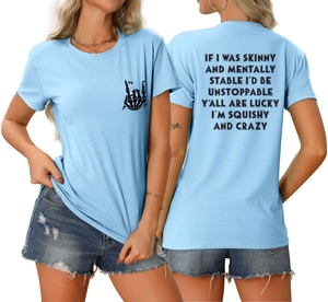 Vues avant et arrière d'un t-shirt oversize bleu clair avec main squelette et texte