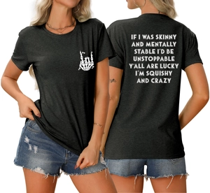 Détail de l'imprimé os devant et texte humoristique au dos sur le t-shirt noir pour femme