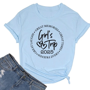Vue détaillée du t-shirt bleu clair Girl's Trip 2025 en coton avec texte graphique