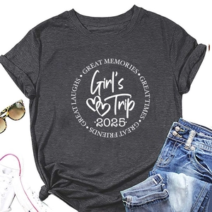 Flat lay du t-shirt gris anthracite Girl's Trip 2025 avec short en jean et lunettes