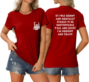 Vue avant et arrière du T-shirt rouge avec texte humoristique et motif main d'os