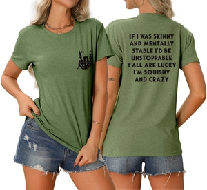 Détail du t-shirt vert militaire avec impression au dos et col rond classique