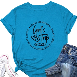 Détail d'un t-shirt en coton sarcelle avec imprimé Girl's Trip 2025 et short en denim