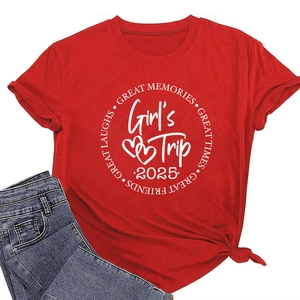 Détail du t-shirt rouge avec imprimé Girl's Trip 2025 et nœud décoratif sur le côté