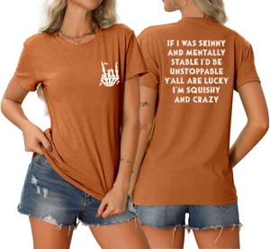Vue avant et arrière du t-shirt orange brûlé avec main rock et slogan en texte blanc