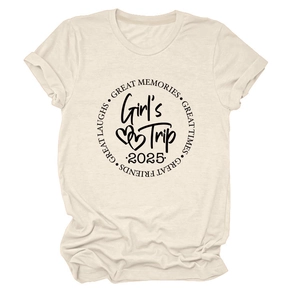 Gros plan de l'imprimé Girl's Trip 2025 sur un t-shirt en coton beige à manches à revers