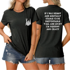 T-shirt noir femme avec imprimé os devant et citation au dos porté par un mannequin