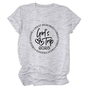 Détail d'un t-shirt gris à col rond avec motif imprimé Great Memories Girl's Trip 2025