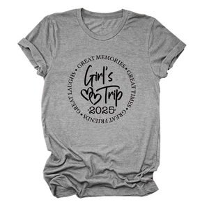 Détail du t-shirt gris imprimé Girl's Trip 2025 avec manches retroussées et col rond