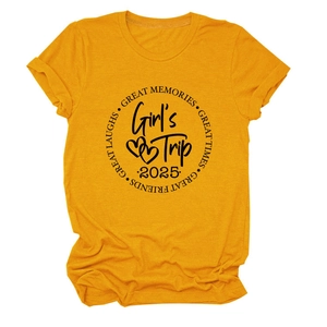 Détail de l'imprimé Girl's Trip 2025 et manches retroussées sur t-shirt coton jaune