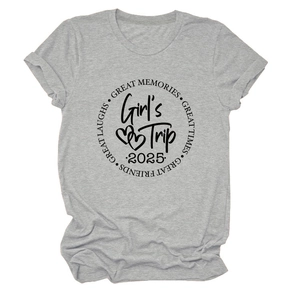 Détail de l'imprimé Girl's Trip 2025 sur t-shirt gris à col rond avec cœur