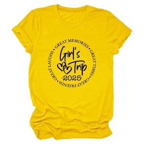 Détail du t-shirt jaune en coton avec les graphismes Great Memories et Girls Trip