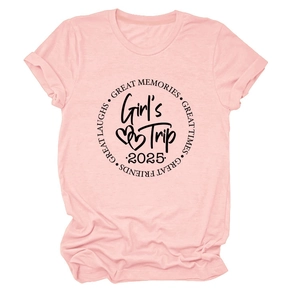 Détail du t-shirt rose clair avec imprimé Girl's Trip 2025 et bords de manches roulés