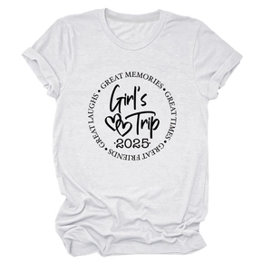 Gros plan sur l'imprimé Girl's Trip 2025 sur un t-shirt blanc à col rond