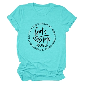 Détail du t-shirt en coton vert menthe avec imprimé Girl's Trip 2025 et col rond
