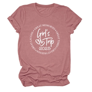 Détail d'un t-shirt à col rond avec imprimé Girl's Trip 2025 en rose poudré