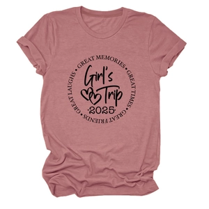 Détail de l'imprimé Girl's Trip 2025 et manches roulées sur t-shirt rose poudré