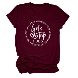 Détail de l'imprimé blanc Girl's Trip 2025 sur un t-shirt en coton rouge bordeaux