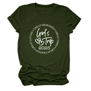 Détail de l'imprimé Girl's Trip 2025 sur un t-shirt décontracté vert foncé pour femme