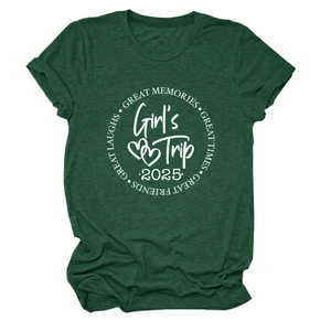 Détail de l'imprimé Girl's Trip 2025 sur un t-shirt vert à col rond et texture douce