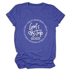 Détail de l'imprimé Girl's Trip 2025 sur un t-shirt décontracté col rond bleu outremer