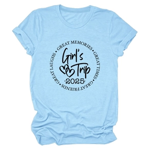 Détail de l'imprimé Girl's Trip 2025 et texture du tissu bleu clair sur le t-shirt court