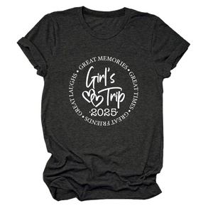 Détail de l'imprimé Girl's Trip 2025 sur un t-shirt décontracté en coton gris anthracite