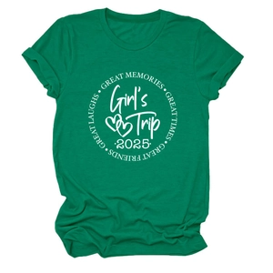 Détail du t-shirt vert avec imprimé graphique blanc Girl's Trip 2025 et col rond souple