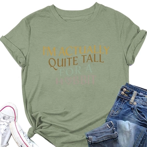 Flachbild-Layout von grünem Baumwoll-T-Shirt mit Hobbit-Text, Jeans und weißen Sneakern