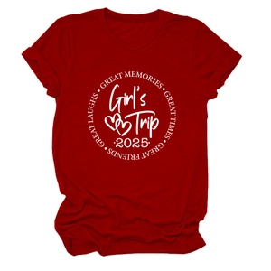 Détail d'un t-shirt en coton avec imprimé circulaire blanc Girl's Trip 2025 sur tissu rouge