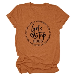 Détail du t-shirt rouille avec imprimé Girl's Trip 2025 et revers aux manches