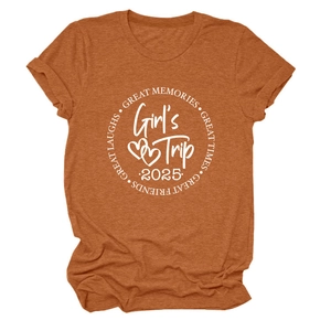 Détail de l'imprimé blanc Girl's Trip 2025 sur un t-shirt col rond en coton orange brûlé