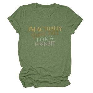 Détail du t-shirt vert olive avec impression du texte 'I'M ACTUALLY QUITE TALL FOR A HOBBIT'