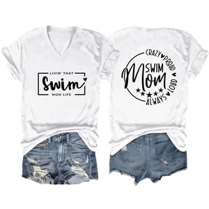 T-shirt scollo a V Swim Mom e pantaloncini di jeans con stampe fronte e retro piatte