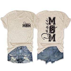 Détail du t-shirt beige Dance MOM avec imprimé calligraphique et silhouette de danse au dos