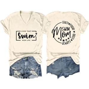 Vista anteriore e posteriore della maglietta a V Swim Mom con pantaloncini di jeans