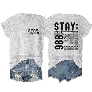 Detailweergave van de tekstprint op grijs T-shirt gecombineerd met denim short