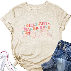 T-shirt en coton beige à plat avec slogan féministe imprimé en police rétro ondulée