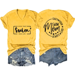 T-shirt da donna con scollo a V e stampa Swim Mom, vista piatta fronte e retro del capo