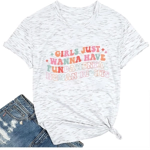 Détail d'un t-shirt gris avec slogan pour les droits humains et noeud latéral stylé