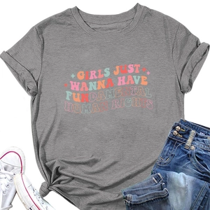 Vue à plat d'un T-shirt gris en coton avec imprimé slogan et détails de jean denim