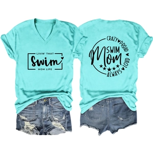 Vista dettagliata fronte e retro di una T-shirt verde acqua con scollo a V e stampe Swim Mom
