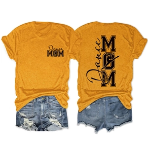 Détails avant et arrière du t-shirt Dance MOM jaune moutarde et short en jean