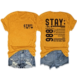 Platliggende set van oranje T-shirt met rugprint en distressed denim short voor dames