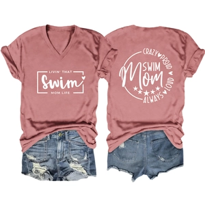 T-shirt rosa con scollo a V e pantaloncini di jeans con vista frontale e posteriore piana